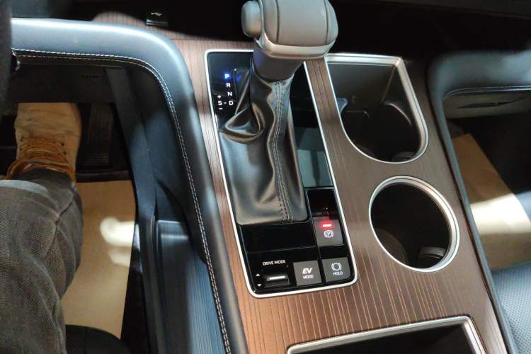 Used Toyota SIENNA 2026 Model 2.5L Dual-Engine Two-Wheel-Drive Luxury Edition Gear Lever