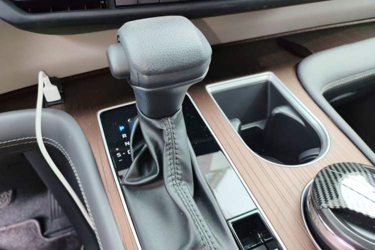 Used Toyota SIENNA 2026 Model 2.5L Dual-Engine Two-Wheel-Drive Comfort Edition Gear Lever