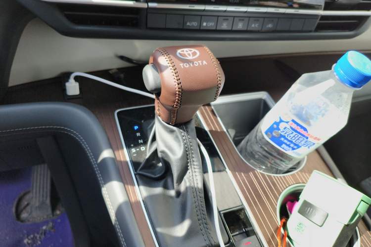 Used Toyota SIENNA 2026 Model 2.5L Dual-Engine Two-Wheel-Drive Comfort Edition Gear Lever