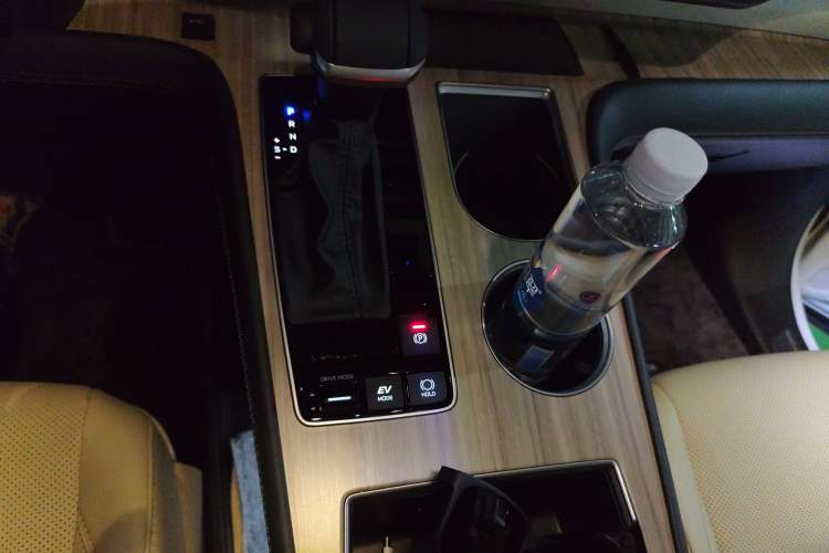 Used Toyota SIENNA 2026 Model 2.5L Dual-Engine Four-Wheel-Drive Premium Edition Gear Lever