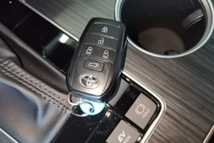 Used Toyota SIENNA 2026 Model 2.5L Dual-Engine Two-Wheel-Drive Premium Prestige Edition Interior 1