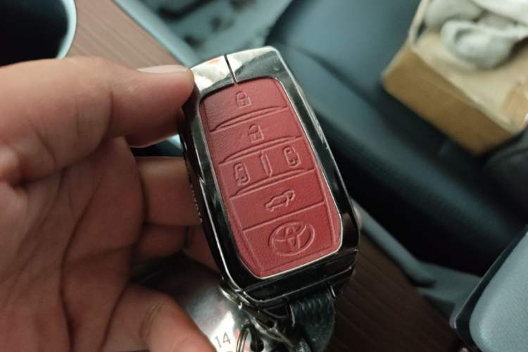 Used Toyota SIENNA 2026 Model 2.5L Dual-Engine Two-Wheel-Drive Comfort Edition Interior 1