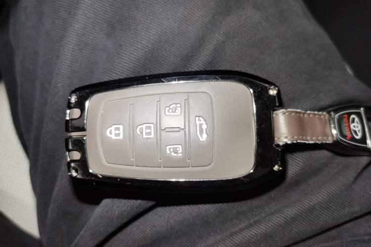 Used Toyota SIENNA 2026 Model 2.5L Dual-Engine Four-Wheel-Drive Prestige Edition Interior 1
