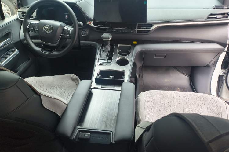 Used Toyota SIENNA 2026 Model 2.5L Dual-Engine Four-Wheel-Drive Prestige Edition Interior 1