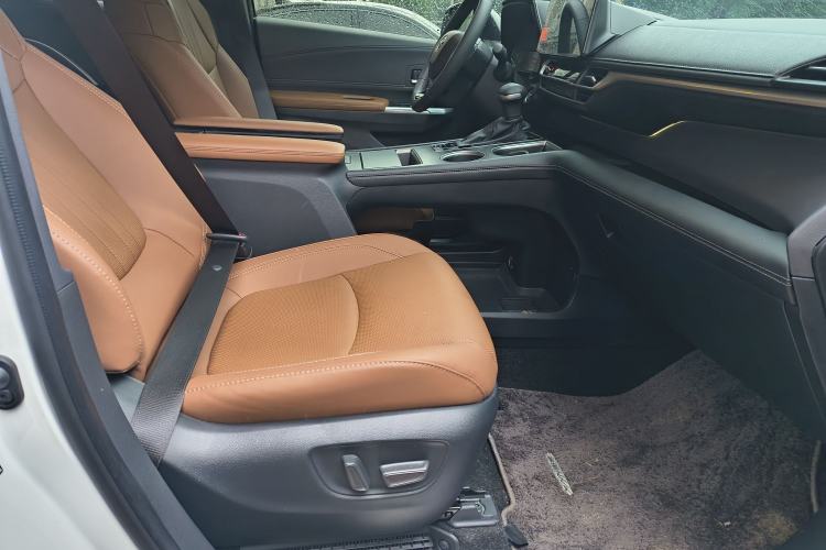 Used Toyota SIENNA 2026 Model 2.5L Dual-Engine Four-Wheel-Drive Premium Edition Interior 10