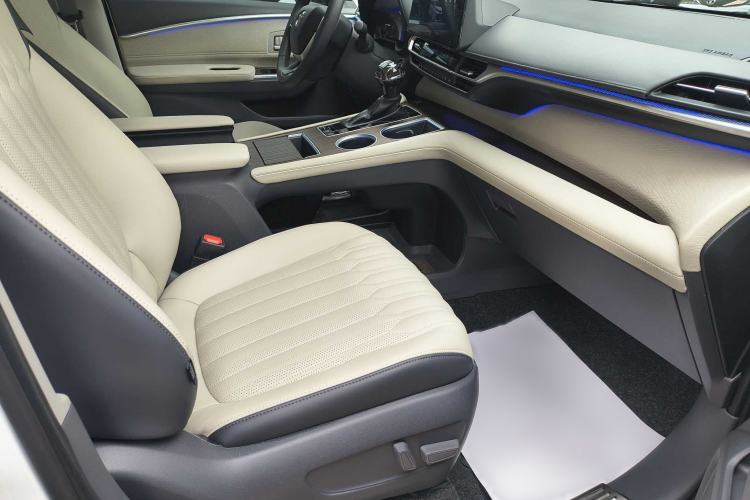 Used Toyota SIENNA 2026 Model 2.5L Dual-Engine Two-Wheel-Drive Comfort Edition Interior 10
