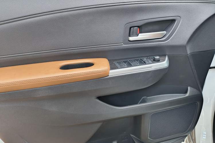 Used Toyota SIENNA 2026 Model 2.5L Dual-Engine Four-Wheel-Drive Premium Edition Interior 11