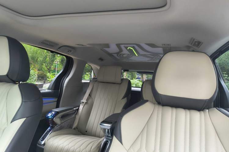 Used Toyota SIENNA 2026 Model 2.5L Dual-Engine Two-Wheel-Drive Comfort Edition Interior 11