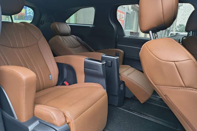 Used Toyota SIENNA 2026 Model 2.5L Dual-Engine Four-Wheel-Drive Premium Edition Interior 12