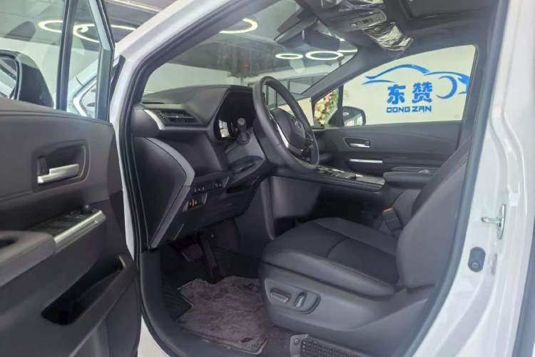 Used Toyota SIENNA 2026 Model 2.5L Dual-Engine Two-Wheel-Drive Luxury Edition Interior 2