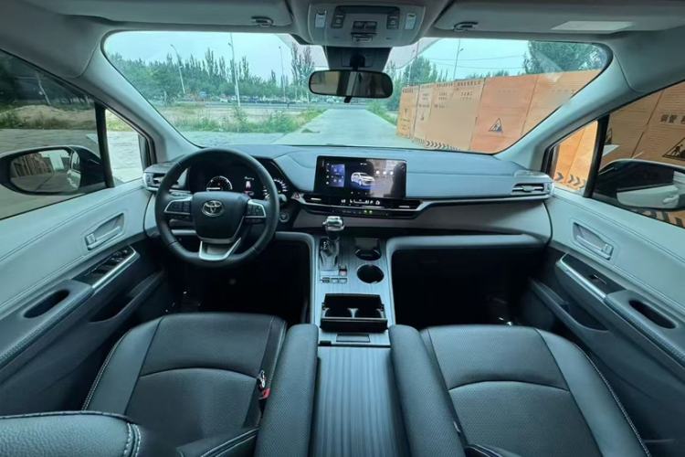 Used Toyota SIENNA 2026 Model 2.5L Dual-Engine Two-Wheel-Drive Comfort Edition Interior 2