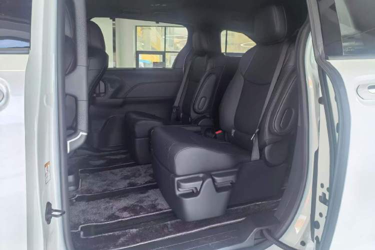 Used Toyota SIENNA 2026 Model 2.5L Dual-Engine Two-Wheel-Drive Luxury Edition Interior 3