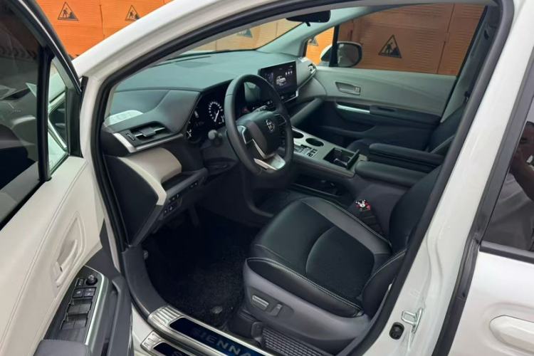 Used Toyota SIENNA 2026 Model 2.5L Dual-Engine Two-Wheel-Drive Comfort Edition Interior 3
