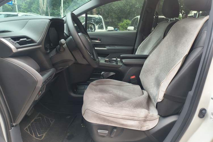 Used Toyota SIENNA 2026 Model 2.5L Dual-Engine Four-Wheel-Drive Prestige Edition Interior 4