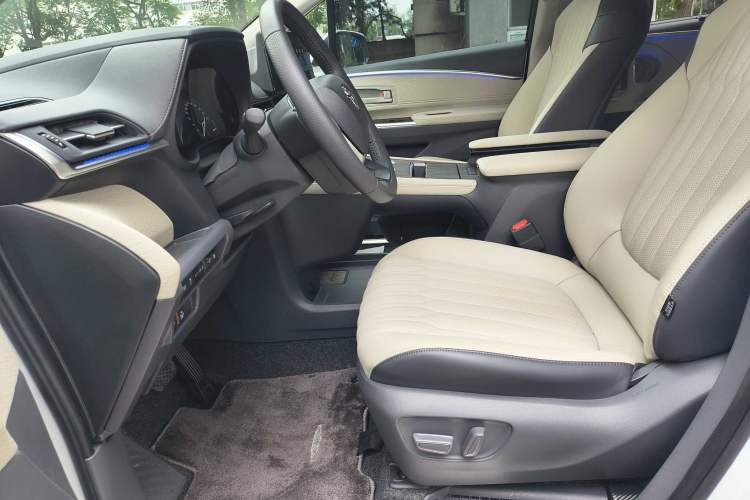 Used Toyota SIENNA 2026 Model 2.5L Dual-Engine Two-Wheel-Drive Comfort Edition Interior 4