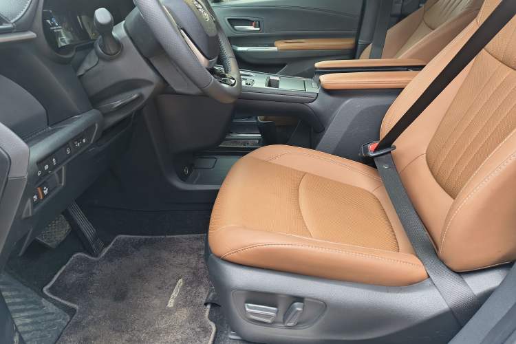 Used Toyota SIENNA 2026 Model 2.5L Dual-Engine Four-Wheel-Drive Premium Edition Interior 5