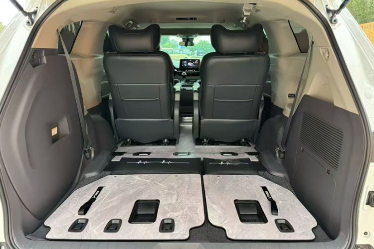 Used Toyota SIENNA 2026 Model 2.5L Dual-Engine Two-Wheel-Drive Comfort Edition Interior 6