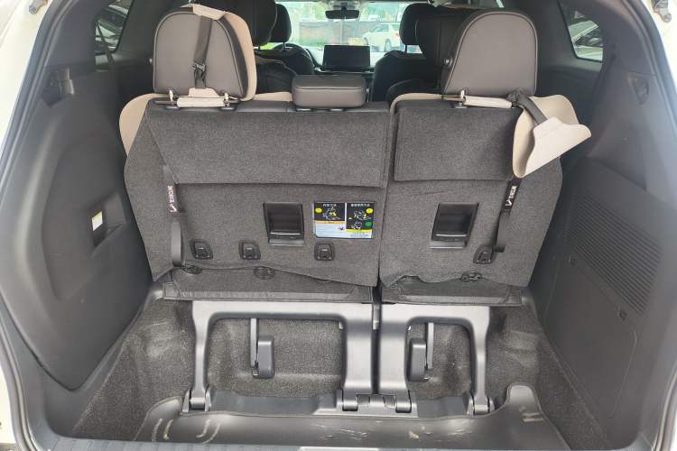 Used Toyota SIENNA 2026 Model 2.5L Dual-Engine Four-Wheel-Drive Prestige Edition Interior 8
