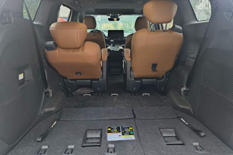 Used Toyota SIENNA 2026 Model 2.5L Dual-Engine Four-Wheel-Drive Premium Edition Interior 9