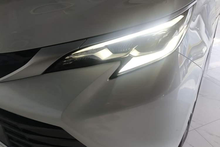Used Toyota SIENNA 2026 Model 2.5L Dual-Engine Two-Wheel-Drive Luxury Edition Left Front Headlight