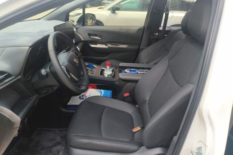 Used Toyota SIENNA 2026 Model 2.5L Dual-Engine Four-Wheel-Drive Luxury Edition Left Front Seat