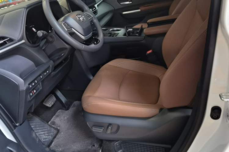 Used Toyota SIENNA 2026 Model 2.5L Dual-Engine Two-Wheel-Drive Premium Prestige Edition Left Front Seat