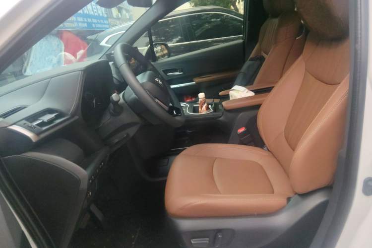 Used Toyota SIENNA 2026 Model 2.5L Dual-Engine Four-Wheel-Drive Premium Edition Left Front Seat