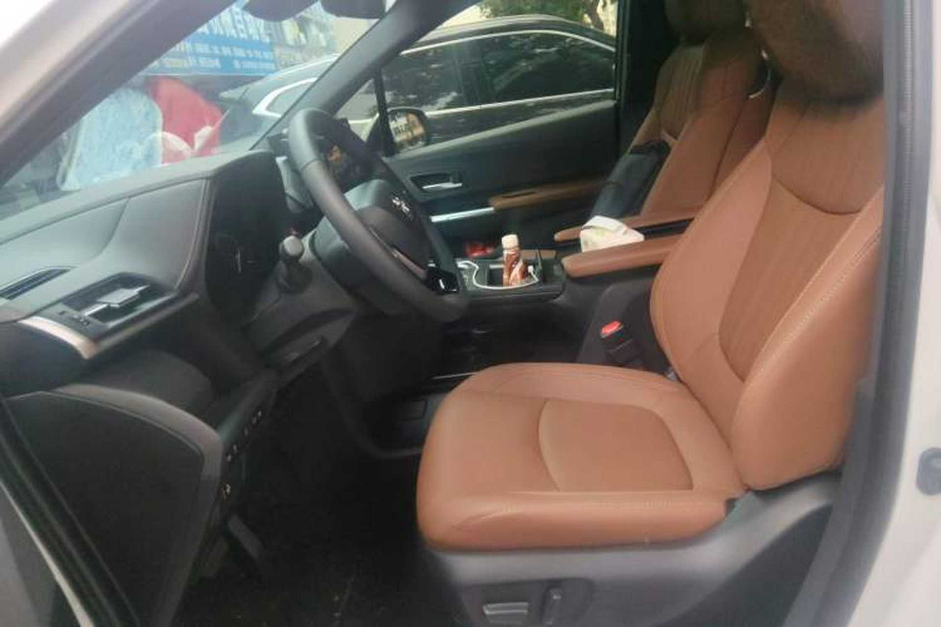 Used Toyota SIENNA 2026 Model 2.5L Dual-Engine Four-Wheel-Drive Premium Edition Left Front Seat