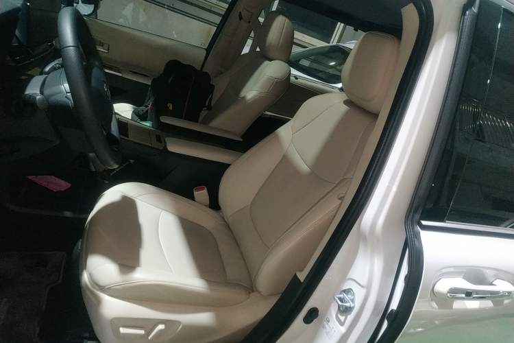 Used Toyota SIENNA 2026 Model 2.5L Dual-Engine Four-Wheel-Drive Prestige Edition Left Front Seat