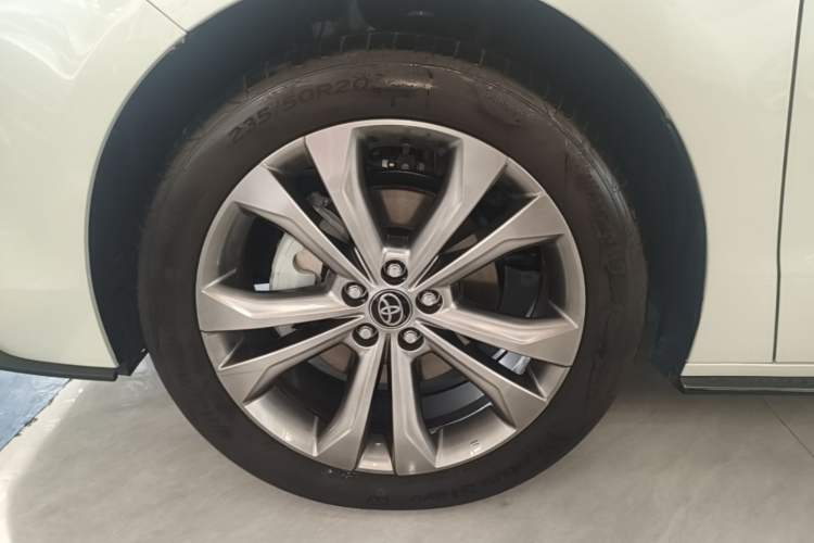 Used Toyota SIENNA 2026 Model 2.5L Dual-Engine Two-Wheel-Drive Prestige Edition Left Front Wheel Hub
