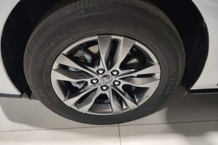 Used Toyota SIENNA 2026 Model 2.5L Dual-Engine Two-Wheel-Drive Luxury Edition Left Front Wheel Hub
