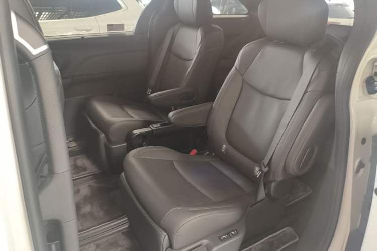 Used Toyota SIENNA 2026 Model 2.5L Dual-Engine Two-Wheel-Drive Prestige Edition Left Rear Seat