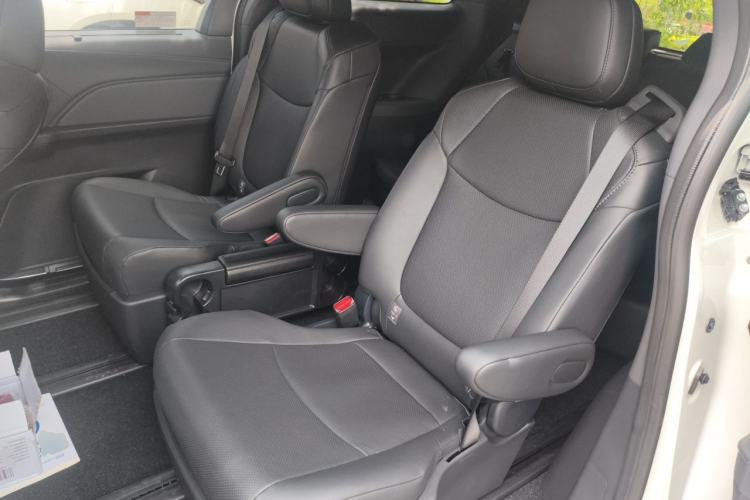 Used Toyota SIENNA 2026 Model 2.5L Dual-Engine Four-Wheel-Drive Luxury Edition Left Rear Seat