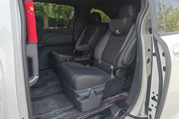 Used Toyota SIENNA 2026 Model 2.5L Dual-Engine Four-Wheel-Drive Luxury Edition Left Rear Seat