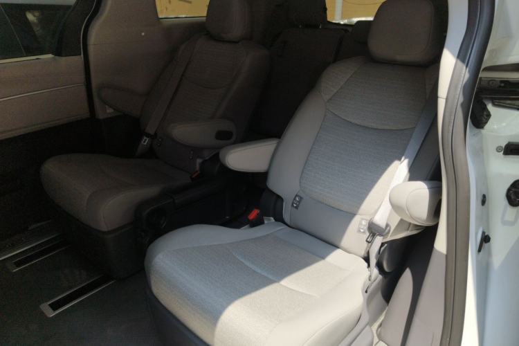 Used Toyota SIENNA 2026 Model 2.5L Dual-Engine Two-Wheel-Drive Comfort Edition Left Rear Seat