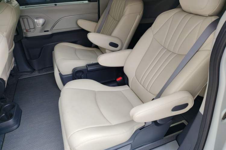 Used Toyota SIENNA 2026 Model 2.5L Dual-Engine Two-Wheel-Drive Comfort Edition Left Rear Seat