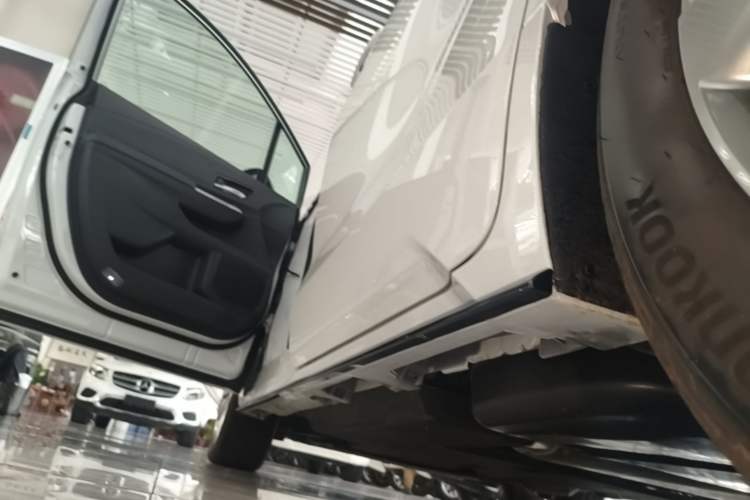 Used Toyota SIENNA 2026 Model 2.5L Dual-Engine Two-Wheel-Drive Prestige Edition Left Side Sill