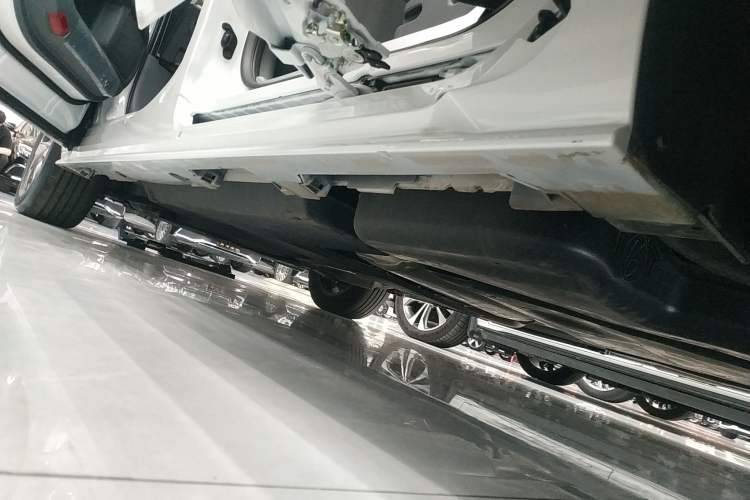 Used Toyota SIENNA 2026 Model 2.5L Dual-Engine Two-Wheel-Drive Comfort Edition Left Side Sill