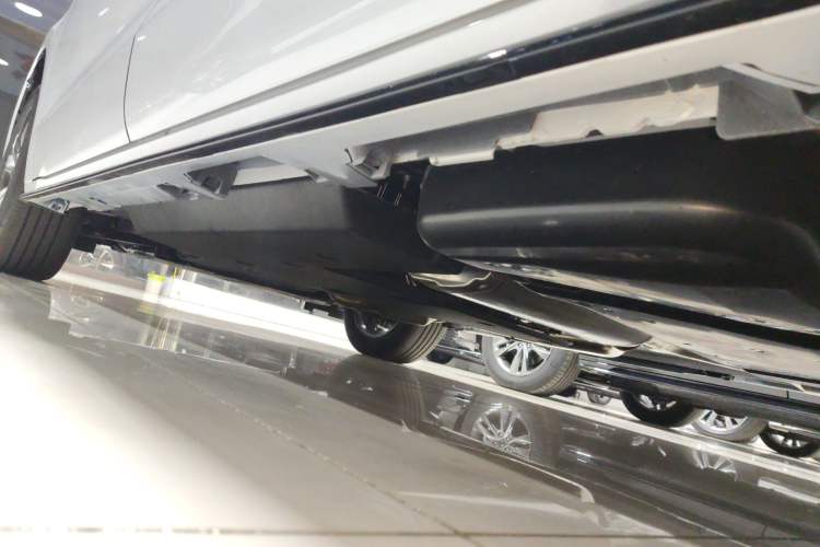 Used Toyota SIENNA 2026 Model 2.5L Dual-Engine Two-Wheel-Drive Luxury Edition Left Side Sill