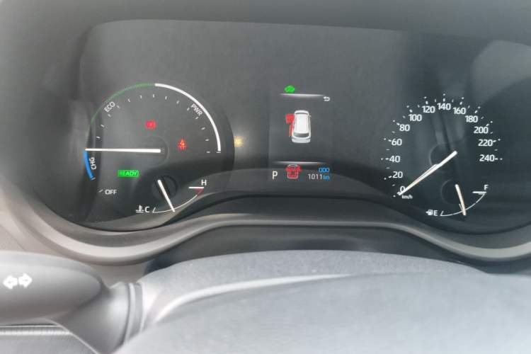 Used Toyota SIENNA 2026 Model 2.5L Dual-Engine Four-Wheel-Drive Luxury Edition Odometer Close Up