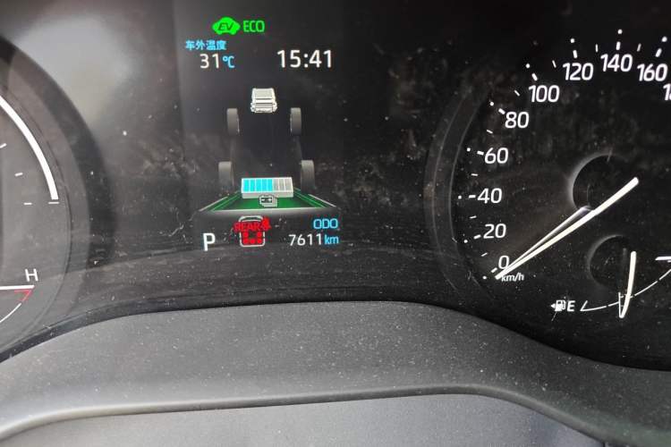 Used Toyota SIENNA 2026 Model 2.5L Dual-Engine Four-Wheel-Drive Luxury Edition Odometer Close Up