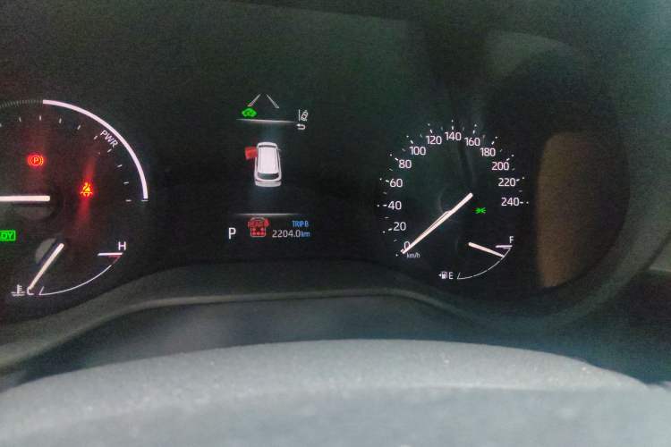 Used Toyota SIENNA 2026 Model 2.5L Dual-Engine Four-Wheel-Drive Premium Edition Odometer Close Up