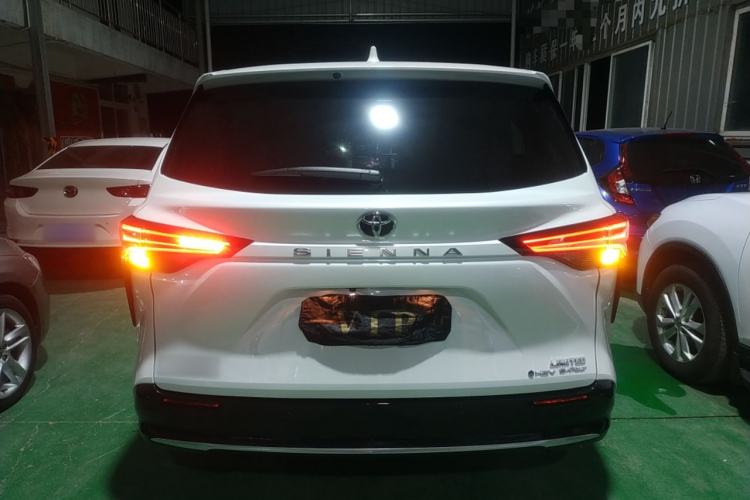 Used Toyota SIENNA 2026 Model 2.5L Dual-Engine Four-Wheel-Drive Prestige Edition Rear