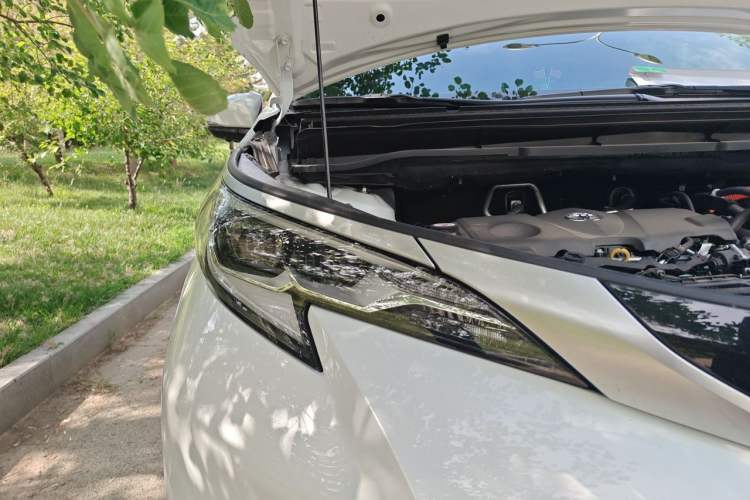 Used Toyota SIENNA 2026 Model 2.5L Dual-Engine Four-Wheel-Drive Luxury Edition Right Front Headlight