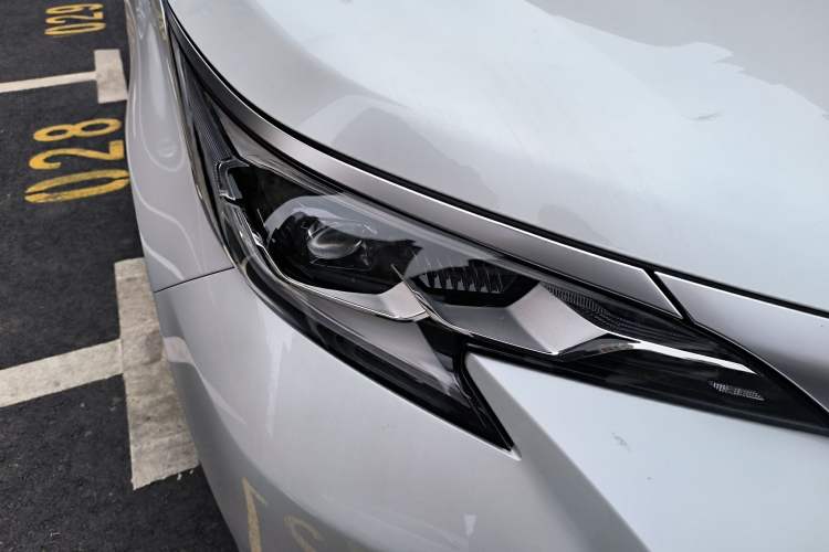 Used Toyota SIENNA 2026 Model 2.5L Dual-Engine Four-Wheel-Drive Luxury Edition Right Front Headlight