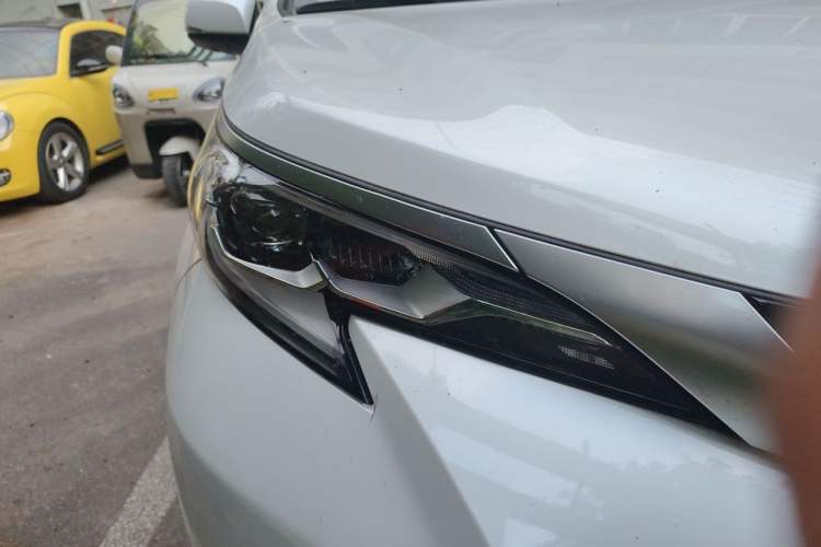 Used Toyota SIENNA 2026 Model 2.5L Dual-Engine Four-Wheel-Drive Prestige Edition Right Front Headlight