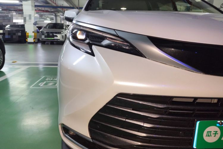 Used Toyota SIENNA 2026 Model 2.5L Dual-Engine Four-Wheel-Drive Premium Edition Right Front Headlight