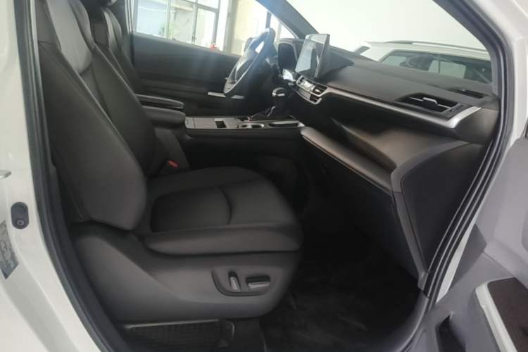 Used Toyota SIENNA 2026 Model 2.5L Dual-Engine Two-Wheel-Drive Luxury Edition Right Front Seat