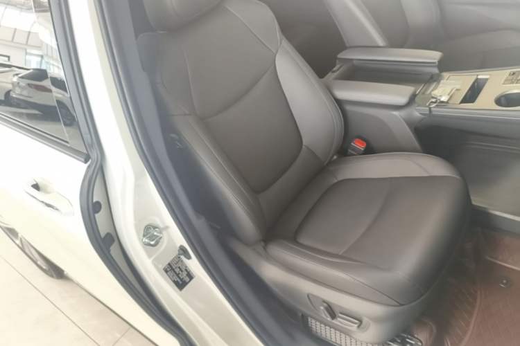 Used Toyota SIENNA 2026 Model 2.5L Dual-Engine Two-Wheel-Drive Prestige Edition Right Front Seat