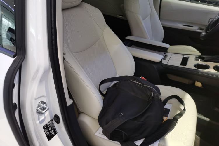 Used Toyota SIENNA 2026 Model 2.5L Dual-Engine Four-Wheel-Drive Prestige Edition Right Front Seat